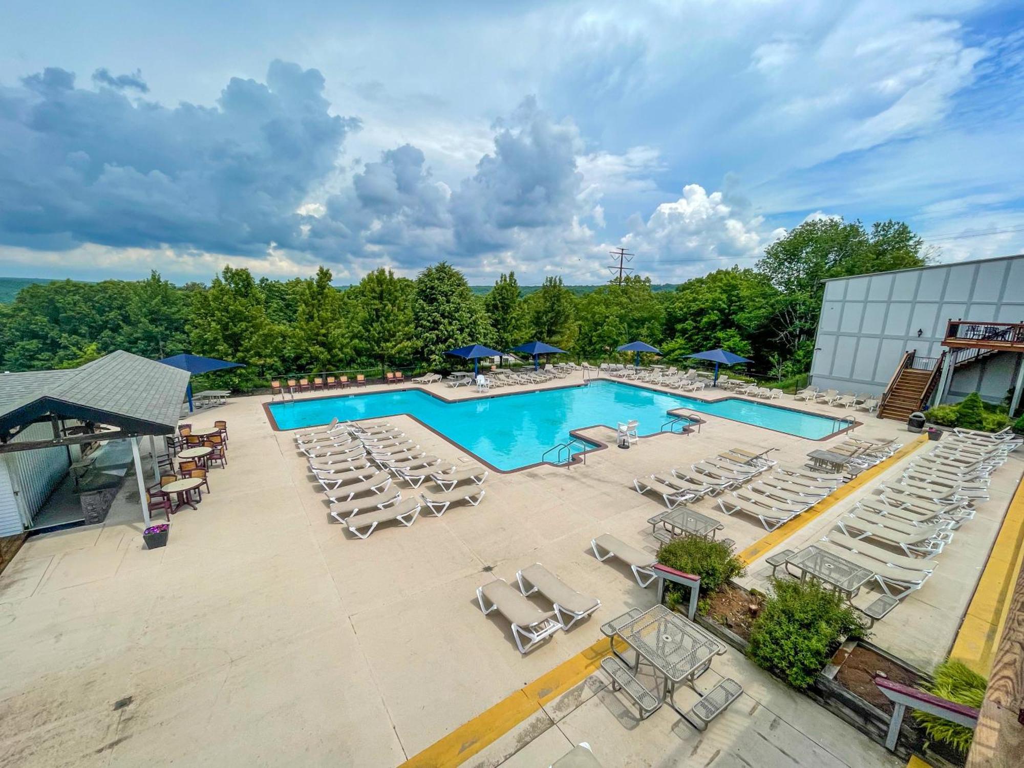 Unique Roundhouse: Hot Tub-game Room-firepit&more! * Bushkill