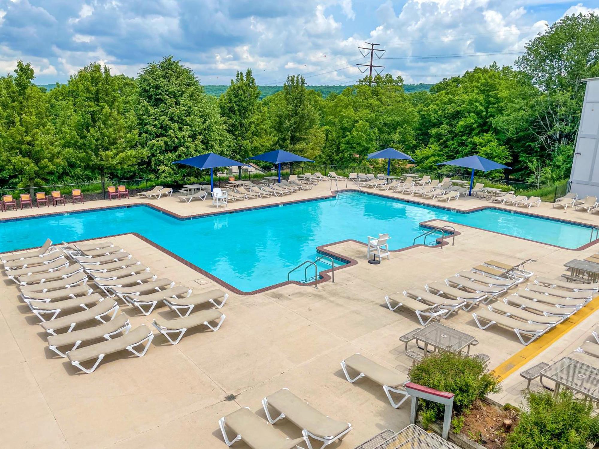 Unique Roundhouse: Hot Tub-game Room-firepit&more! Holiday home Bushkill