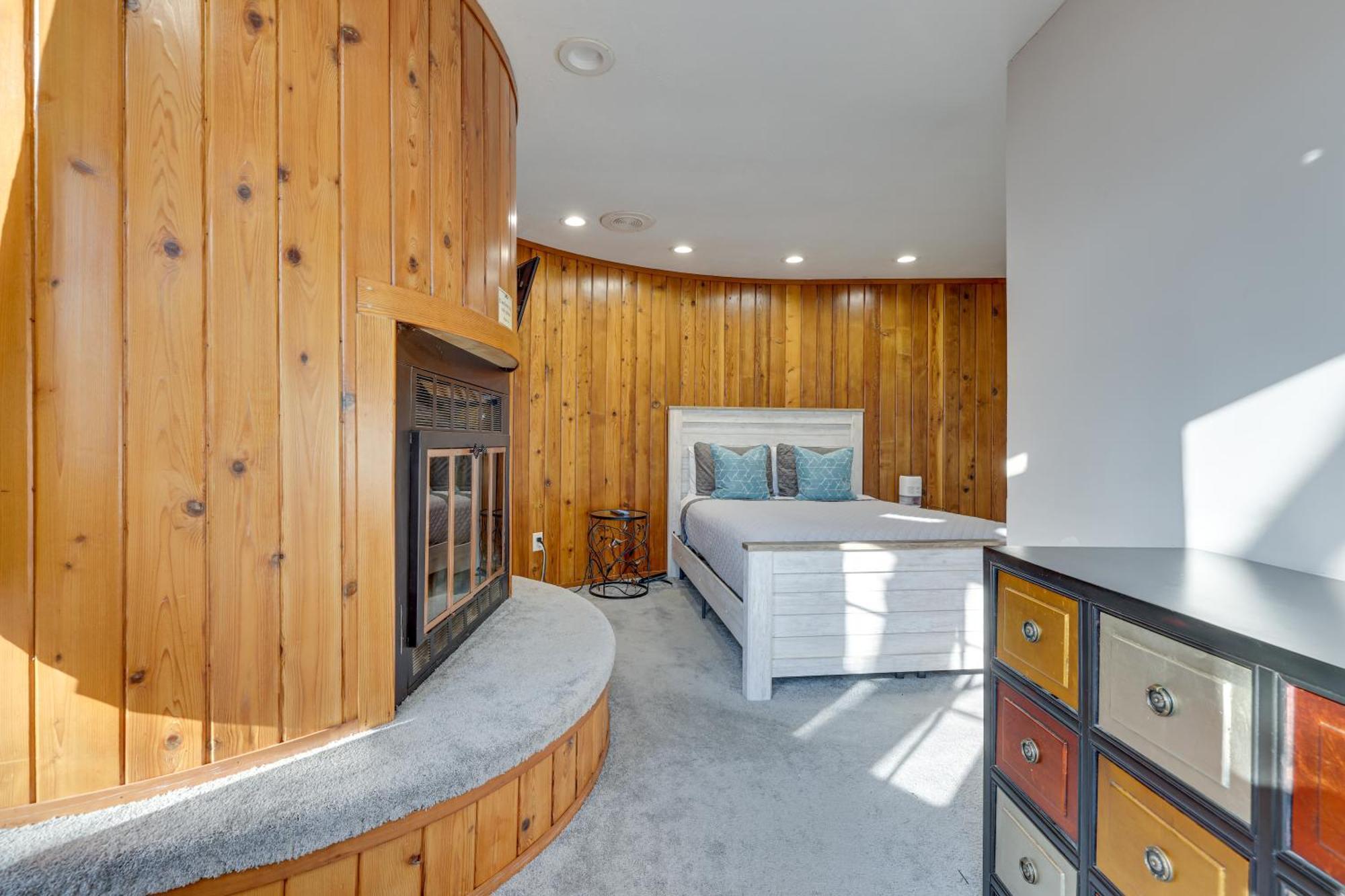 Unique Roundhouse: Hot Tub-game Room-firepit&more! Bushkill