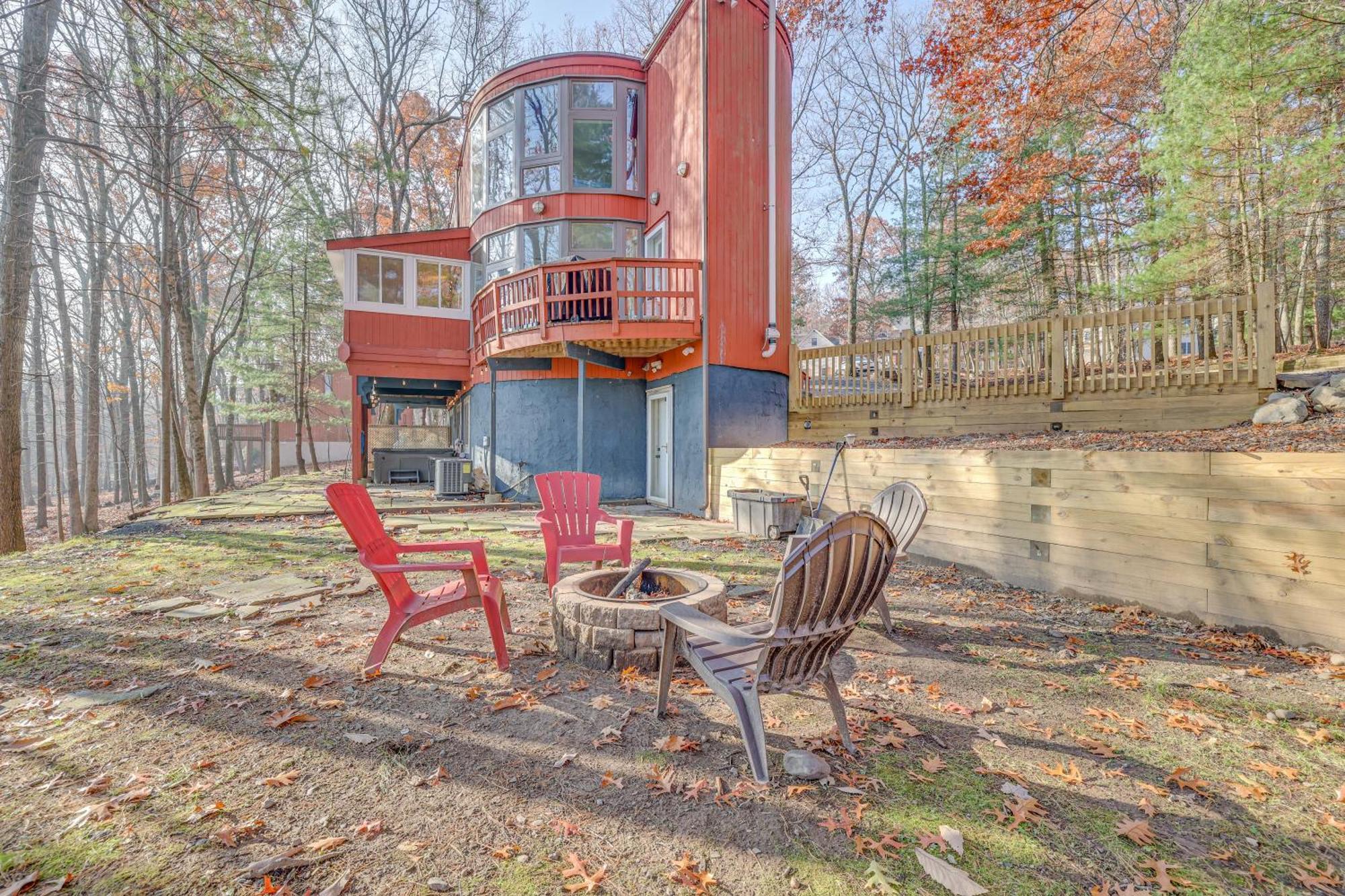 Unique Roundhouse: Hot Tub-game Room-firepit&more! Holiday home Bushkill